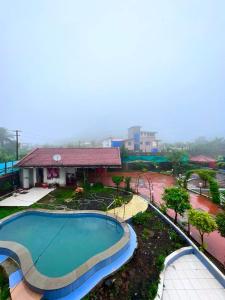 uma vista superior de uma piscina em frente a uma casa em Mount View Villa em Lonavala