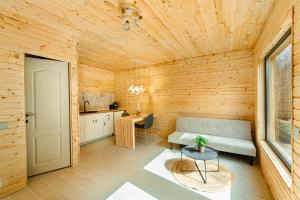 O bucătărie sau chicinetă la Timber Cabins Apuseni