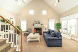 ein Wohnzimmer mit einem blauen Sofa und einem Kamin in der Unterkunft King's Creek Plantation Resort in Williamsburg