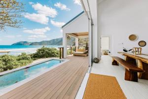 Casa con piscina y terraza con vistas. en Long Bay Beach Resort, en Tortola Island