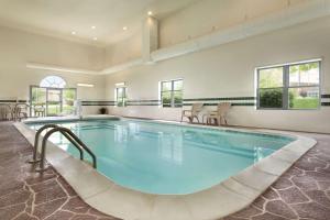 A piscina localizada em Country Inn & Suites by Radisson, Louisville East, KY ou nos arredores