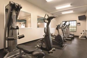 Fitnes oz. oprema za telovadbo v nastanitvi Country Inn & Suites by Radisson, Indianapolis Airport South, IN