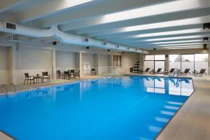 Piscina de la sau aproape de Holiday Inn Toronto International Airport by IHG