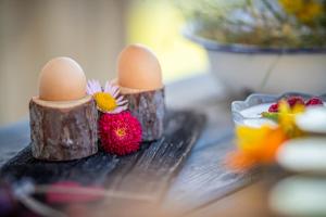 twee eieren bovenop een tafel met fruit bij Pfeifhof in Sesto