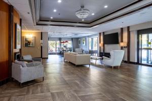 a lobby with couches and chairs in a building at Clarion Hotel BWI Airport Arundel Mills in Hanover