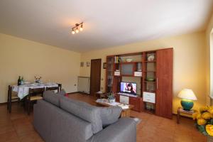 ein Wohnzimmer mit einem Sofa und einem Esszimmer in der Unterkunft Sunset in Baveno - Happy Rentals in Baveno