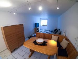 sala de estar con sofá y mesa en Private apartment with parking spot in the center, en Flims