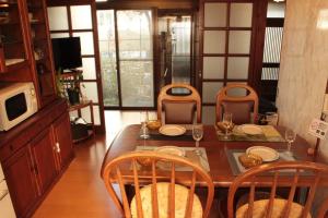 茅崎市Rental villa Saya - Vacation STAY 85439v的用餐室配有桌椅和微波炉