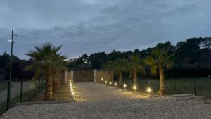 Un jardín fuera de LA PROVENCE Piscine privée, Pétanque et Barbecue