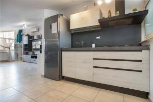 A cozinha ou cozinha compacta de DEA SUITE APARTMENT - FIUMICINO ROME AIRPORT 5 Min -