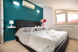 Cama ou camas em um quarto em DEA SUITE APARTMENT - FIUMICINO ROME AIRPORT 5 Min -