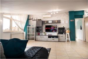 Uma TV ou centro de entretenimento em DEA SUITE APARTMENT - FIUMICINO ROME AIRPORT 5 Min -