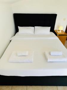 Giường trong phòng chung tại Portimao Central Holiday Guesthouse