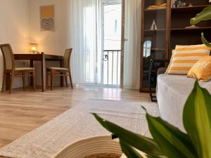 un soggiorno con divano e tavolo di Charming 1BR in Lagos Old Town - Near Beach & Cafés a Lagos