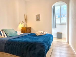 una camera con un letto e una coperta blu di Charming 1BR in Lagos Old Town - Near Beach & Cafés a Lagos