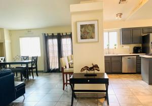 sala de estar con cocina y comedor en Watercreek-Four-bedroom house in Las Vegas, en Las Vegas