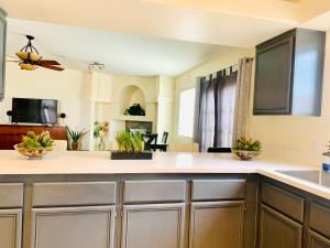 cocina con armarios de madera y encimera en Watercreek-Four-bedroom house in Las Vegas, en Las Vegas