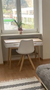 a desk with a chair in front of a window at JUGENDSTIL VILLA LEOBEN GÖSS - nahe SPIELBERG FORMEL 1 in Leoben