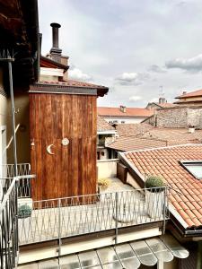 - une vue depuis le balcon d'une maison dans l'établissement CASA SUL LAGO, à Arona