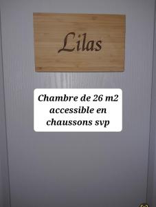 un cartello sulla porta con la scritta "clas" di La Lauriére a Treize-Vents