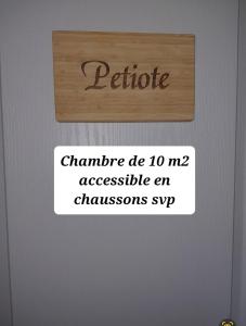 Un cartello su una porta con il testo rinforza chandon be mi access en di La Lauriére a Treize-Vents