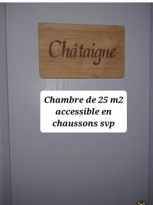 Un cartello su una porta che dice chathrinechantride be mi access di La Lauriére a Treize-Vents