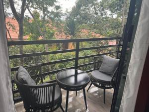 een balkon met stoelen en een tafel en uitzicht bij Steady State Apartment 1 in Lusaka