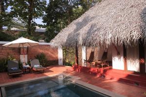 La pileta dentro o cerca de Marari Beach Resort Alleppey- a CGH Earth Experience