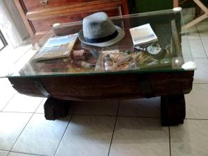 une table avec un chapeau en haut dans l'établissement Kalamata's Handmade Apartment, à Kalamata