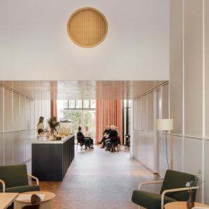 een lobby met een groep mensen in stoelen bij kleiner Löwe – Stadthotel Bregenz in Bregenz