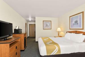 Uma TV ou centro de entretenimento em Quality Inn Cheyenne I-25 South