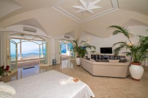 Televizorius ir (arba) pramogų centras apgyvendinimo įstaigoje Villa Santa Chiara Positano Suites