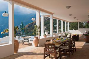 Svetainės erdvė apgyvendinimo įstaigoje Villa Santa Chiara Positano Suites