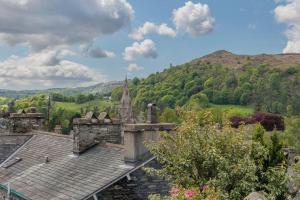 stary kamienny budynek z wieżą na wzgórzu w obiekcie Dwarf Hall - central Ambleside w mieście Ambleside