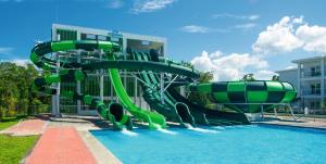 uno scivolo d'acqua in piscina di Riu Montego Bay - Adults Only - All Inclusive a Montego Bay