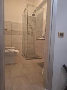 uma casa de banho com um chuveiro e um WC. em Hotel Antico Borgo em Riolo Terme