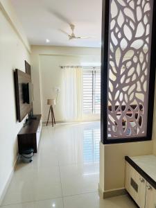 Televisyen dan/atau pusat hiburan di Oryx Residences - Luxury Serviced Apartments