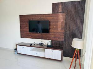 Televisyen dan/atau pusat hiburan di Oryx Residences - Luxury Serviced Apartments