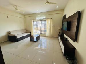 Televisyen dan/atau pusat hiburan di Oryx Residences - Luxury Serviced Apartments