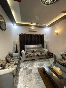 Travellers Home 2BR Portion Gulshan Iqbal blk 7休息區