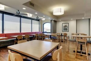 - une salle à manger avec des tables, des chaises et des fenêtres dans l'établissement Drury Inn & Suites Marion, à Marion