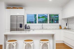 A cozinha ou cozinha compacta de Gold Coast-Miami Mid-Century Beach Home With Pool