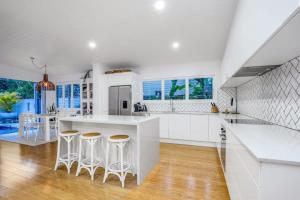 A cozinha ou cozinha compacta de Gold Coast-Miami Mid-Century Beach Home With Pool