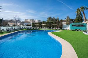 una piscina con sedie e camper di THB Maria Isabel - Adults Only a Playa de Palma