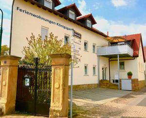 un bâtiment avec une porte devant lui dans l'établissement FeWo 2 - Deidesheim, à Deidesheim