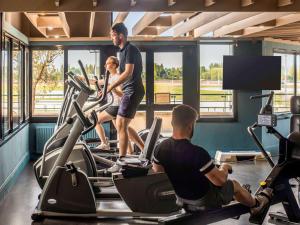 Posilňovňa alebo fitness centrum v ubytovaní Mercure Cabourg Hôtel & Spa