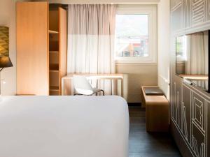 Una cama o camas en una habitación de Ibis Sallanches Porte du MontBlanc