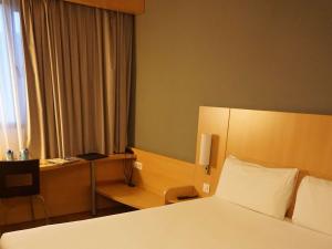 Tempat tidur dalam kamar di Ibis Girona