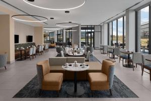 Hilton Garden Inn Grand Prairie At EpicCentral tesisinde bir restoran veya yemek mekanı