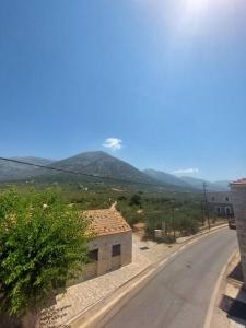 an empty road with a mountain in the background at ΛΕΥΚΙΑΣ. in Pirgos Dhirou